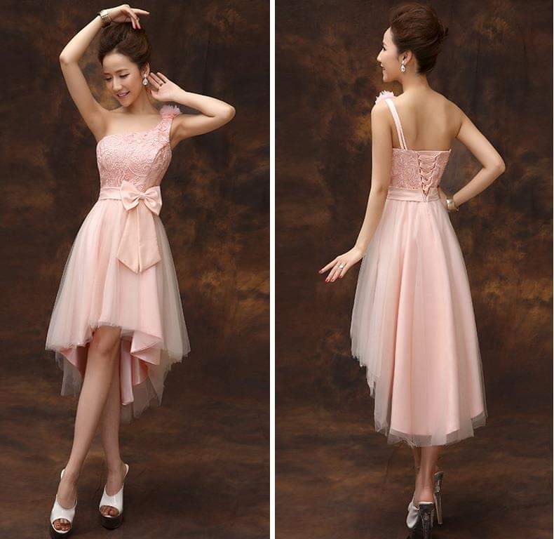เดรสสีชมพูไหล่เดี่ยว ทรงหน้าสั้นหลังยาว ตกแต่งโบว์และลูกไม้/Asymmetrical Pink One-Shoulder High-Low Dress with Lace and Bow Detail