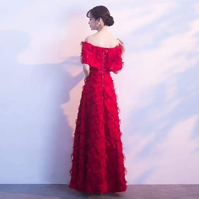 赤い羽根のスリット入りロングドレス