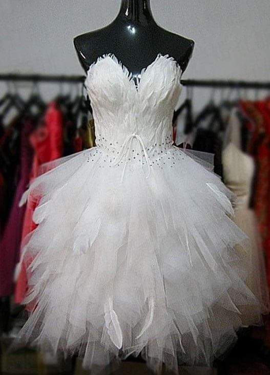 เดรสขาวขนนกสั้น ดีไซน์แฟชั่นฟูฟ่อง /White Feathered Short Dress with Couture Flair