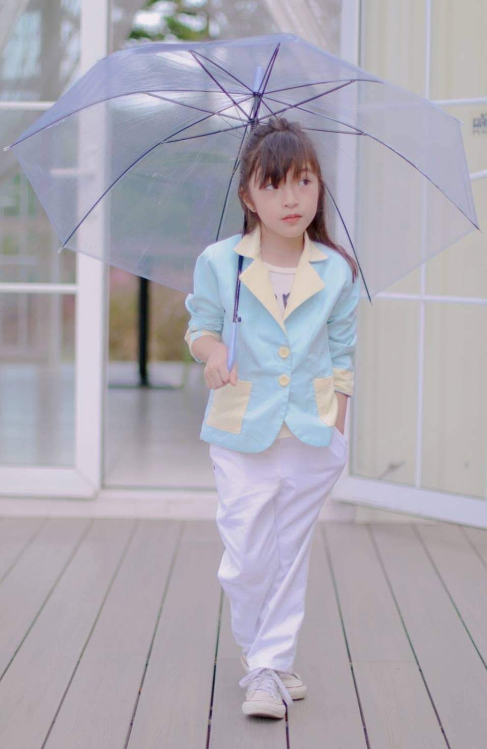 子供用スーツ、水色に白の縁取り(レンタル)