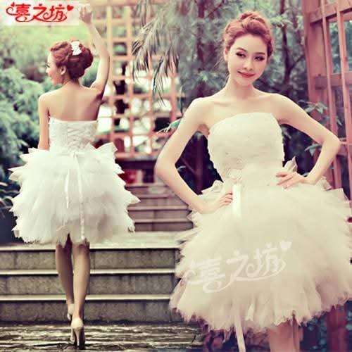 ชุดเดรสขนนกสีขาวพองฟู | White Feathered Layered Dress