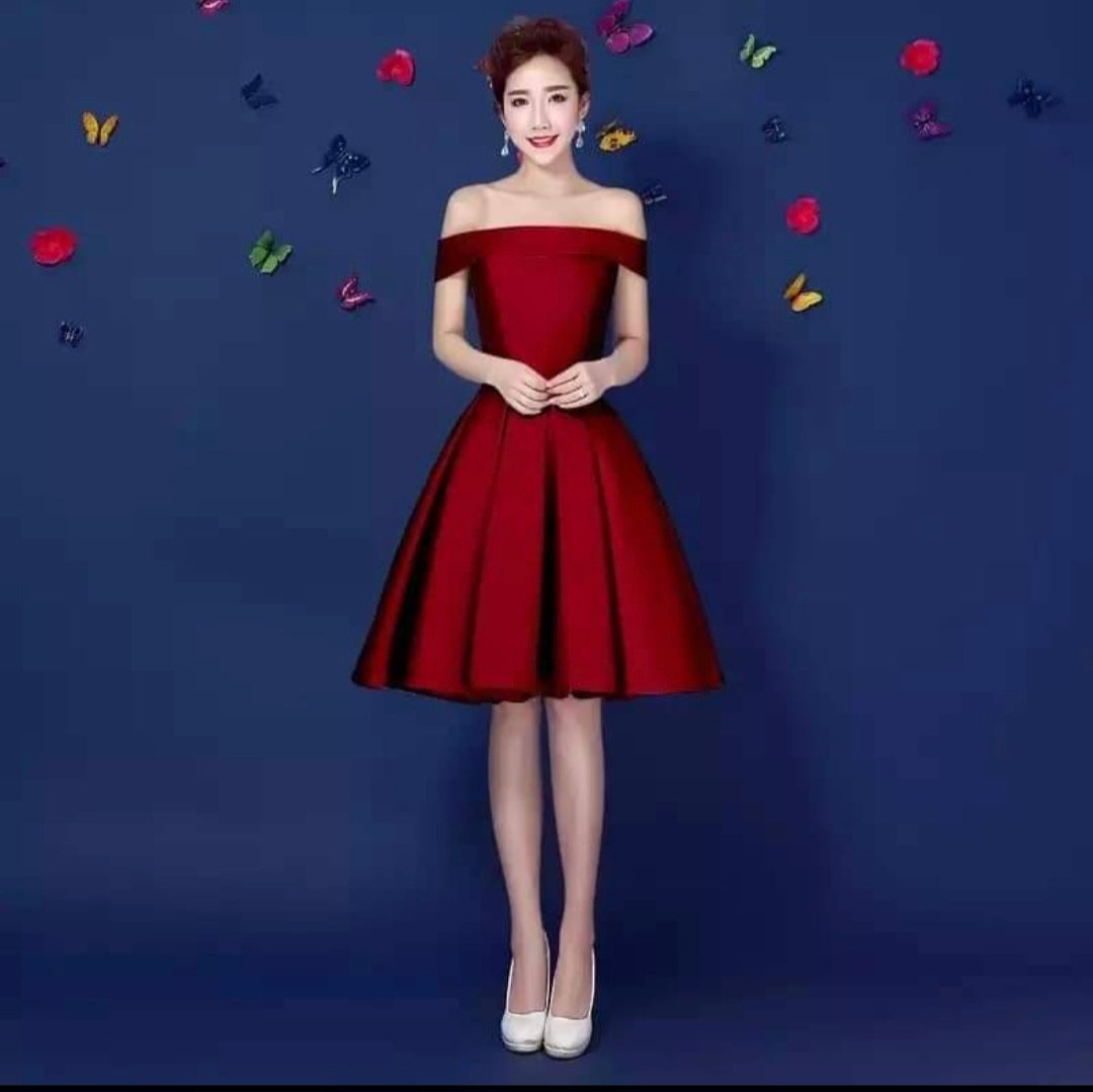 เดรสแดงเข้มเปิดไหล่ทรงสวย / Dark Red Off-Shoulder Satin Dress