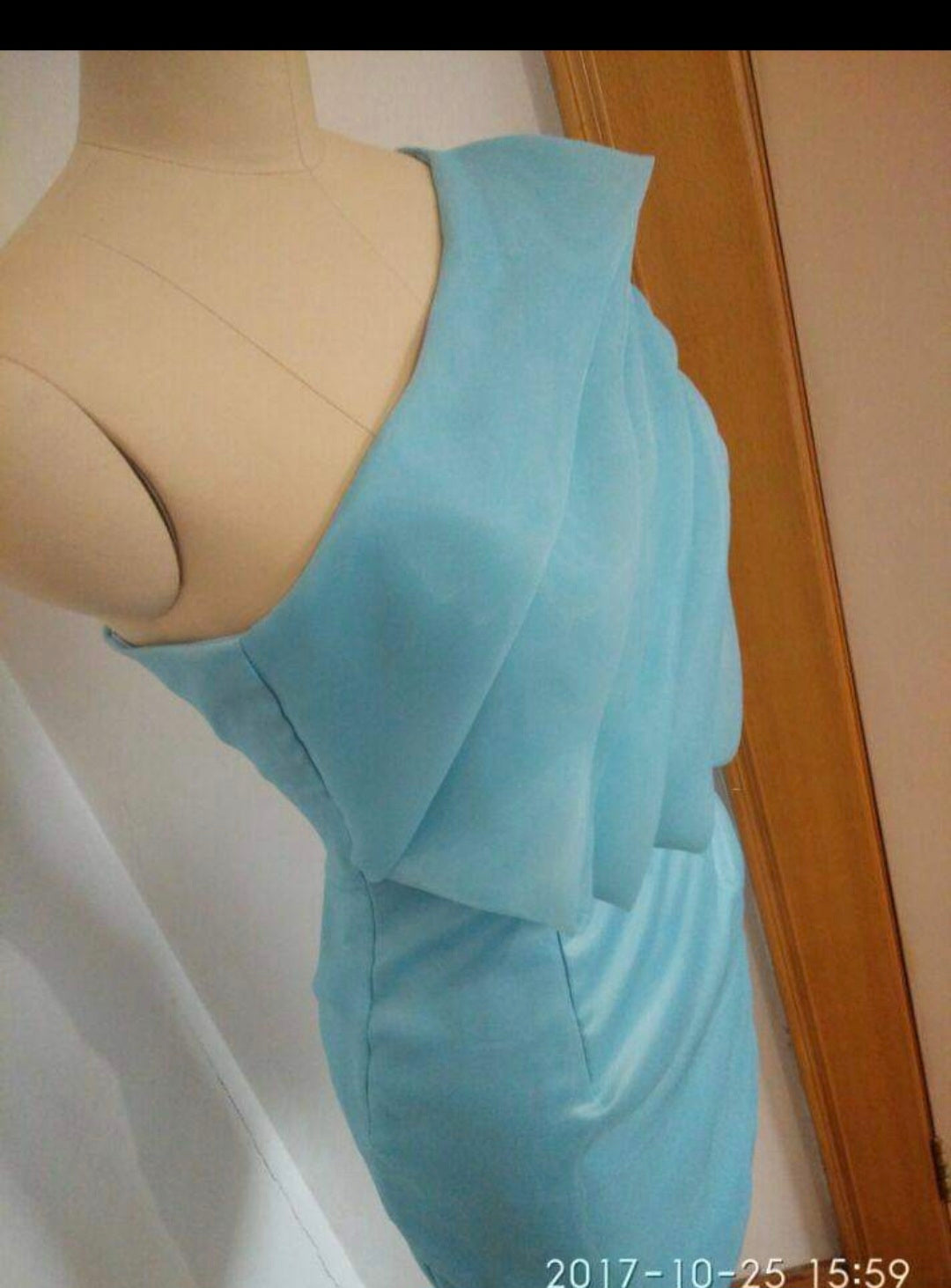เดรสวันไหล่ซ้อนชั้นสีฟ้า / One-Shoulder Layered Light Blue Dress