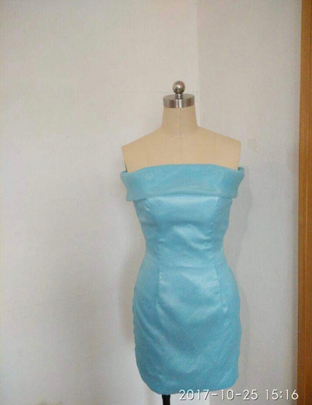 เดรสสั้นเปิดไหล่สีฟ้า / Sky Blue Mini Off-Shoulder Dress