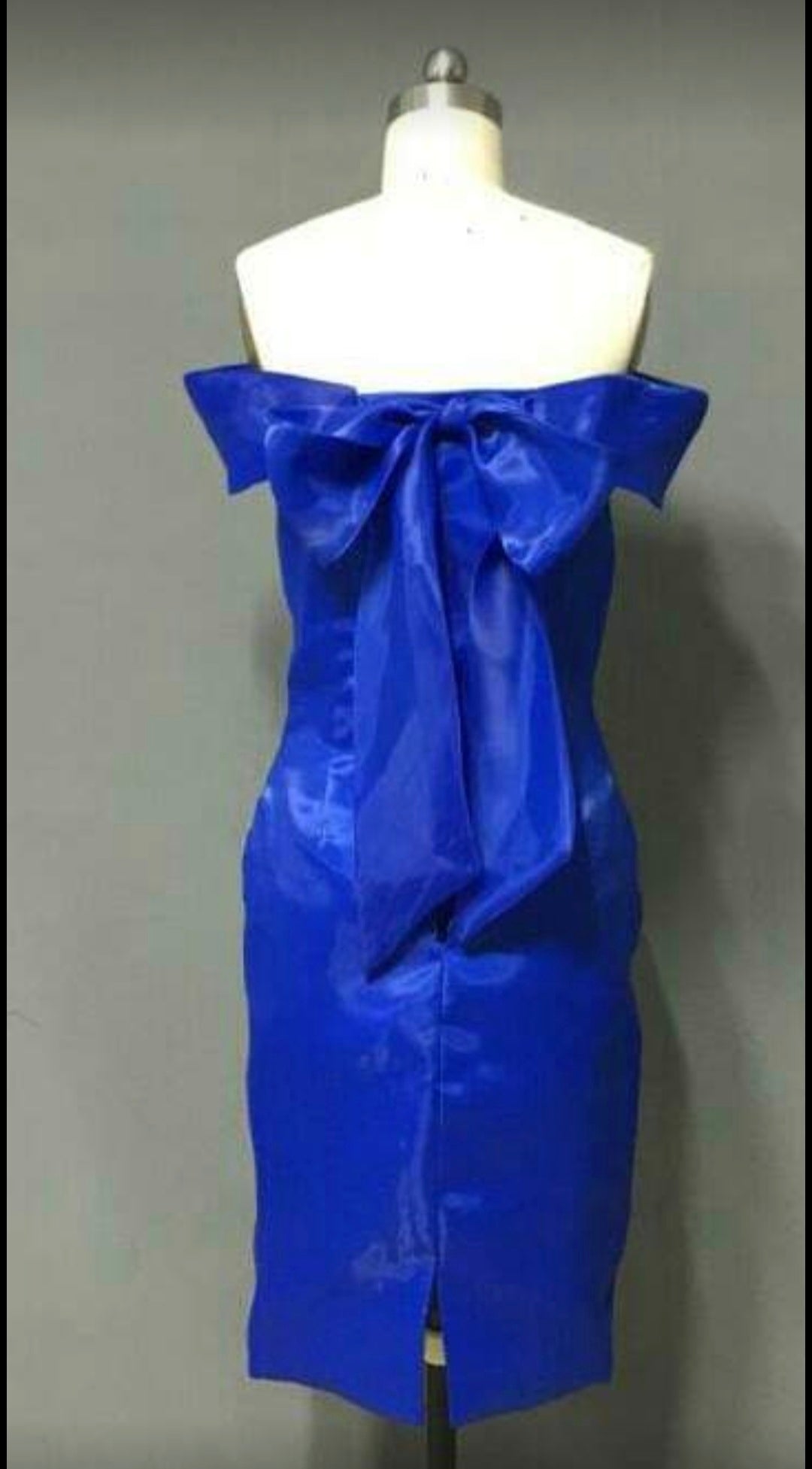 เดรสเปิดไหล่สีฟ้าเข้ม / Royal Blue Off-Shoulder Bow Dress