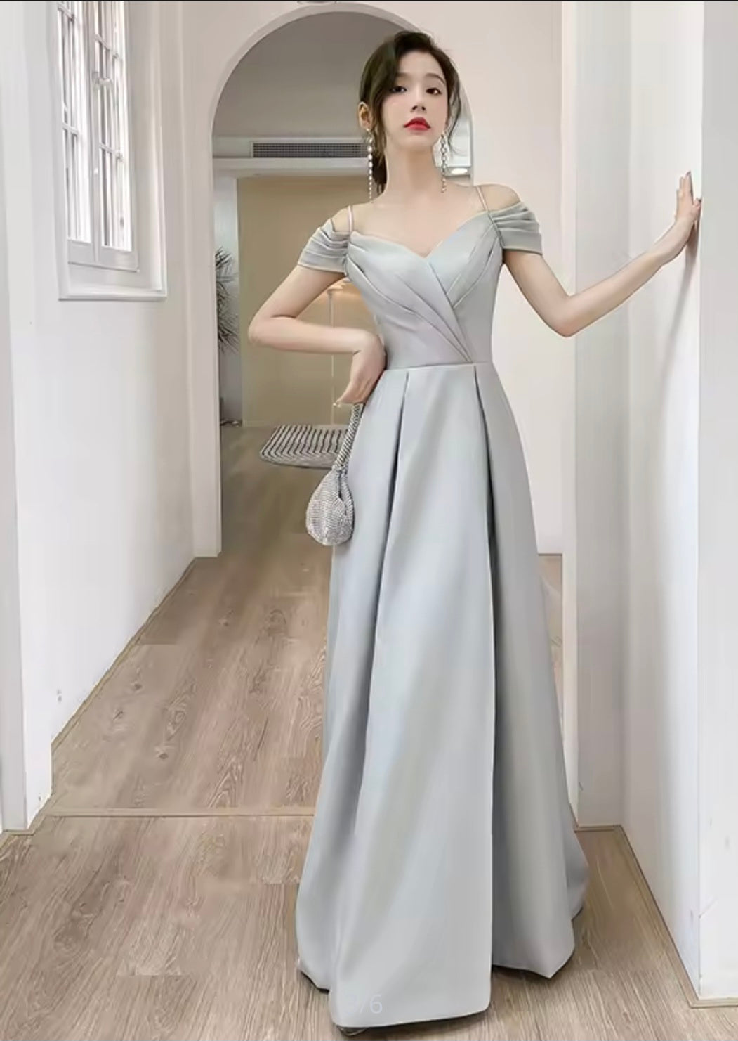 ชุดราตรีเปิดไหล่สีเทาเรียบหรู | Silver Elegant Cold-Shoulder Gown