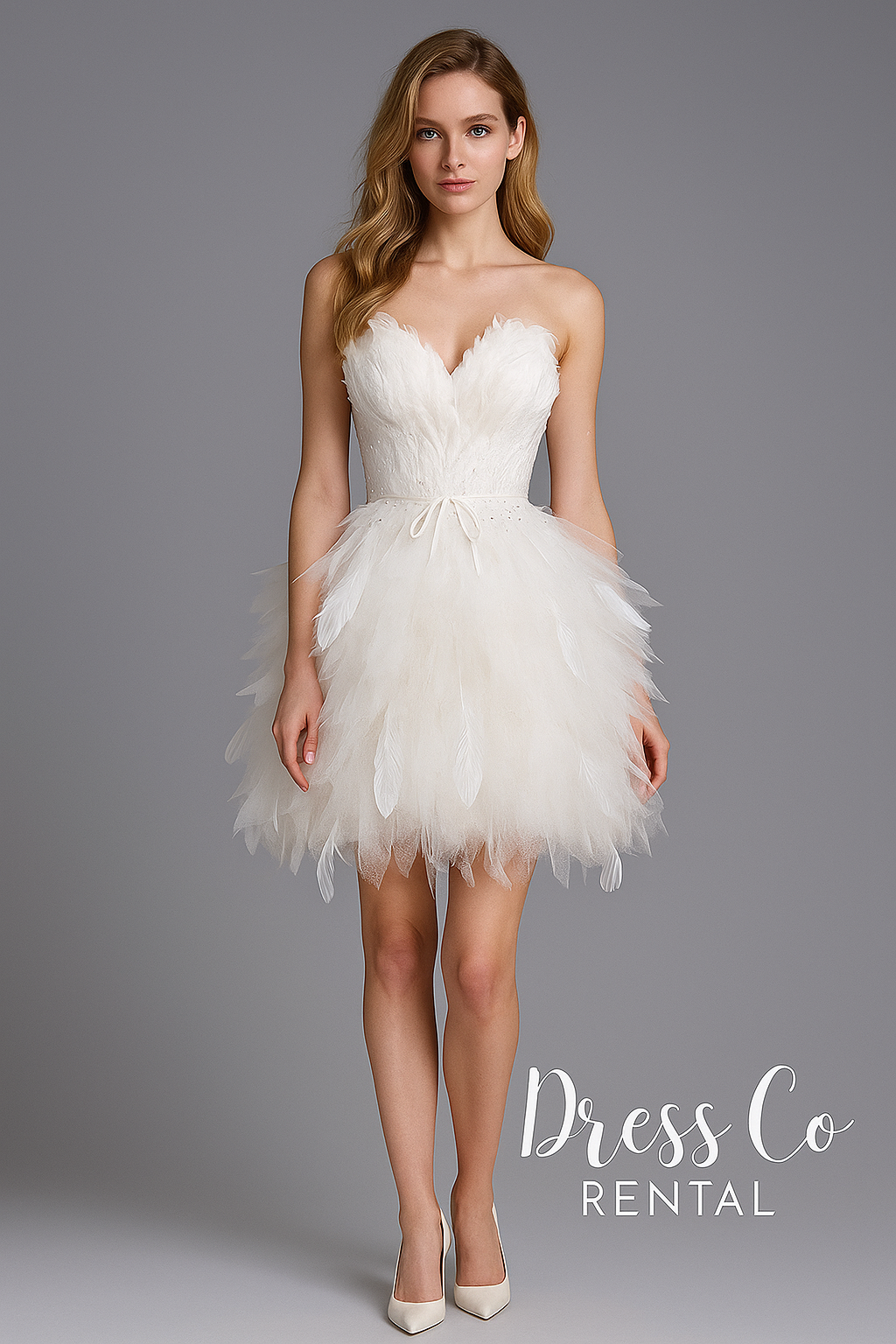 เดรสขาวขนนกสั้น ดีไซน์แฟชั่นฟูฟ่อง /White Feathered Short Dress with Couture Flair