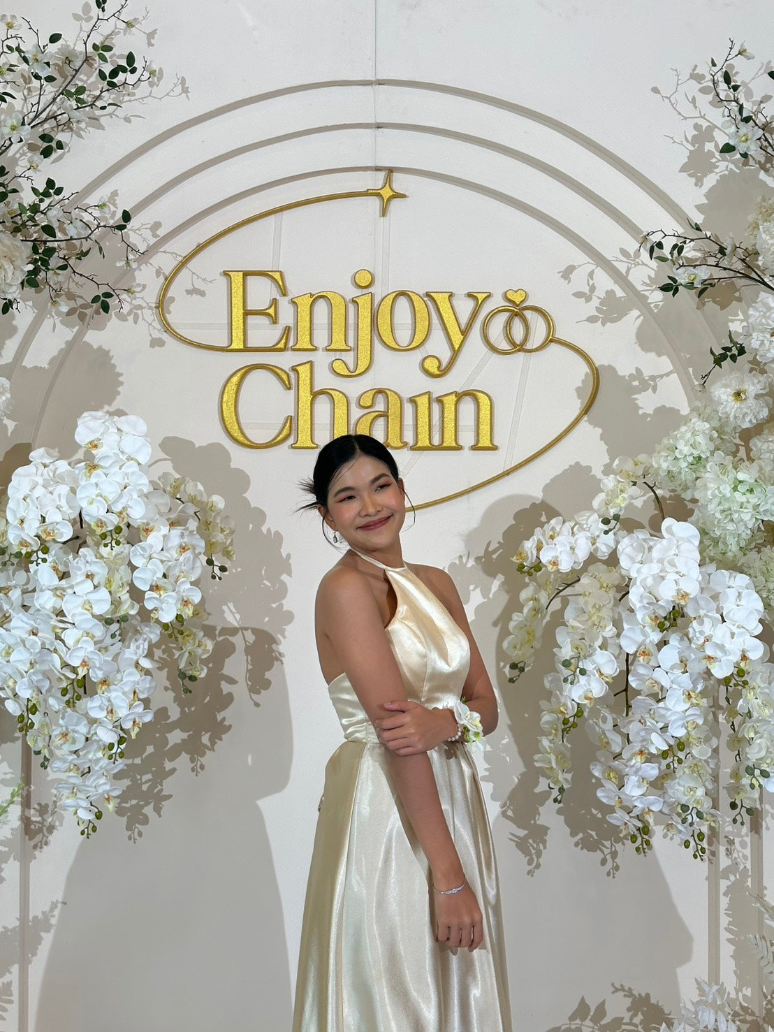 ลูกค้าเช่าชุดราตรีสีครีมหรูหรา สำหรับงาน Gala Night ✨🤍