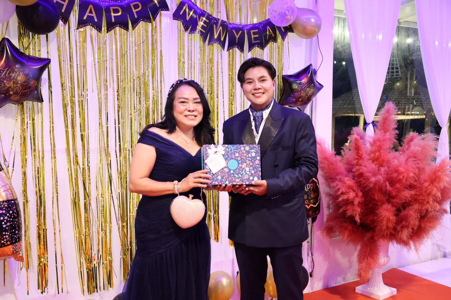 ลูกค้างานเลี้ยงปีใหม่บริษัท | Company New Year Party Look