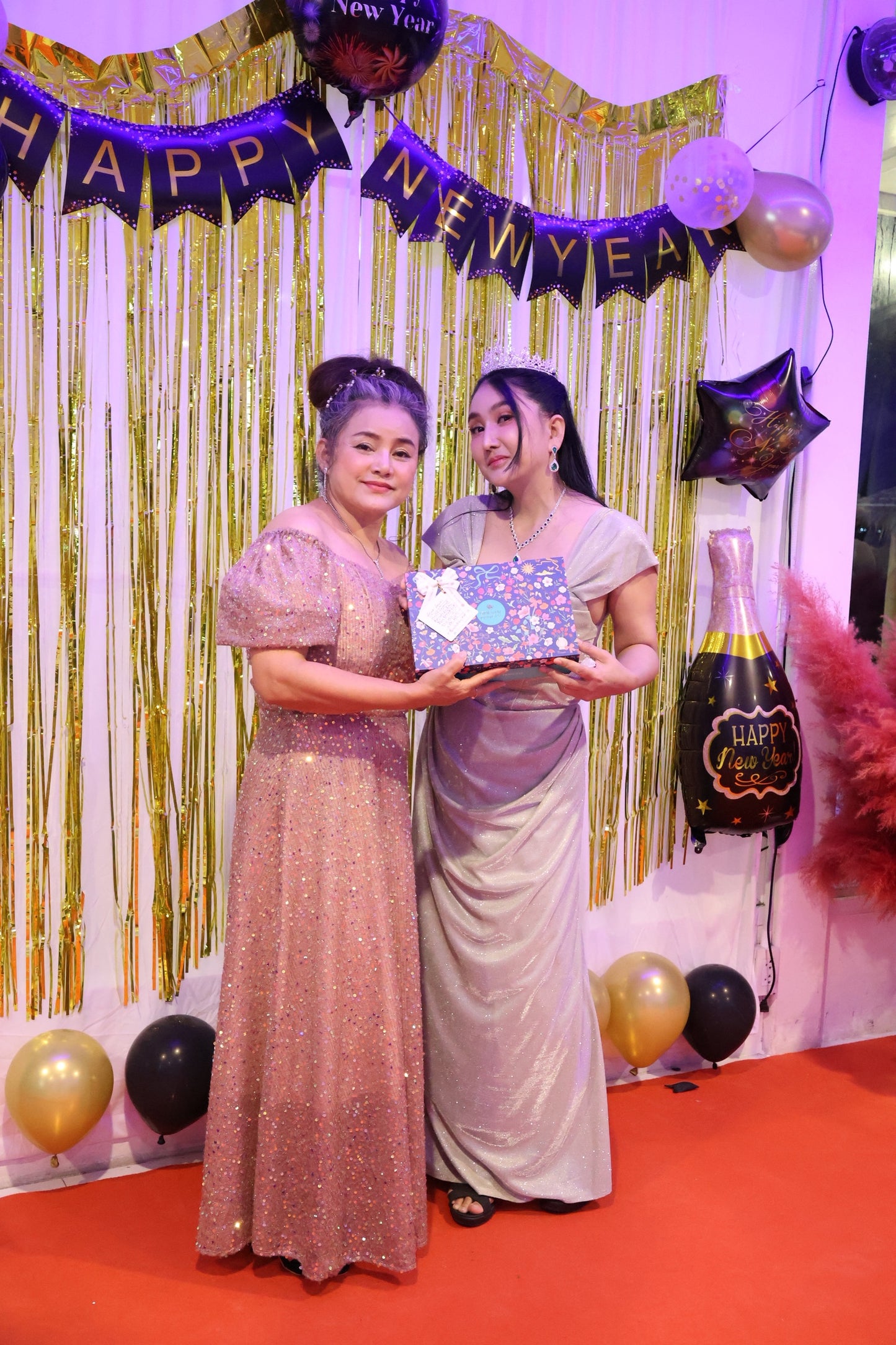 ลูกค้างานเลี้ยงปีใหม่บริษัท | Company New Year Party Look