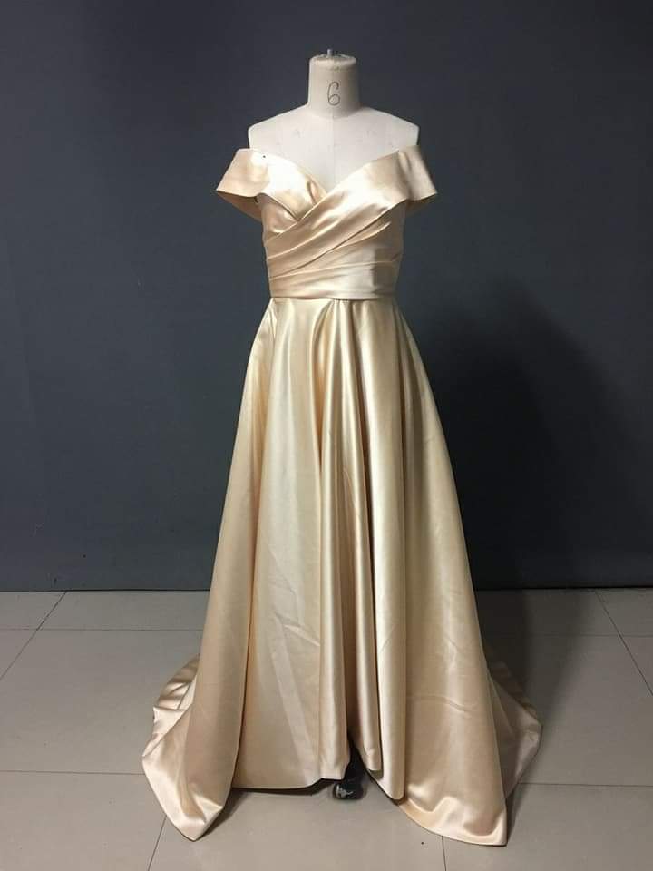 เดรสเปิดไหล่ผ้าซาตินสีครีม / Cream Satin Off-Shoulder Dress