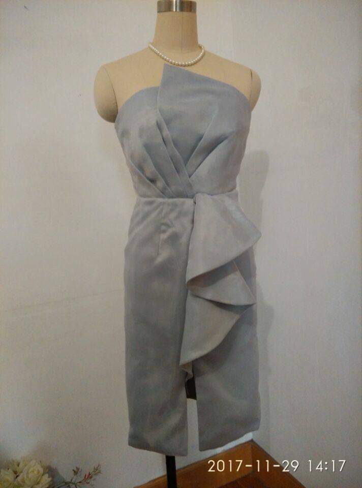 เดรสเทาแต่งระบายหน้าไม่เท่ากัน / Asymmetric Gray Ruffle Dress