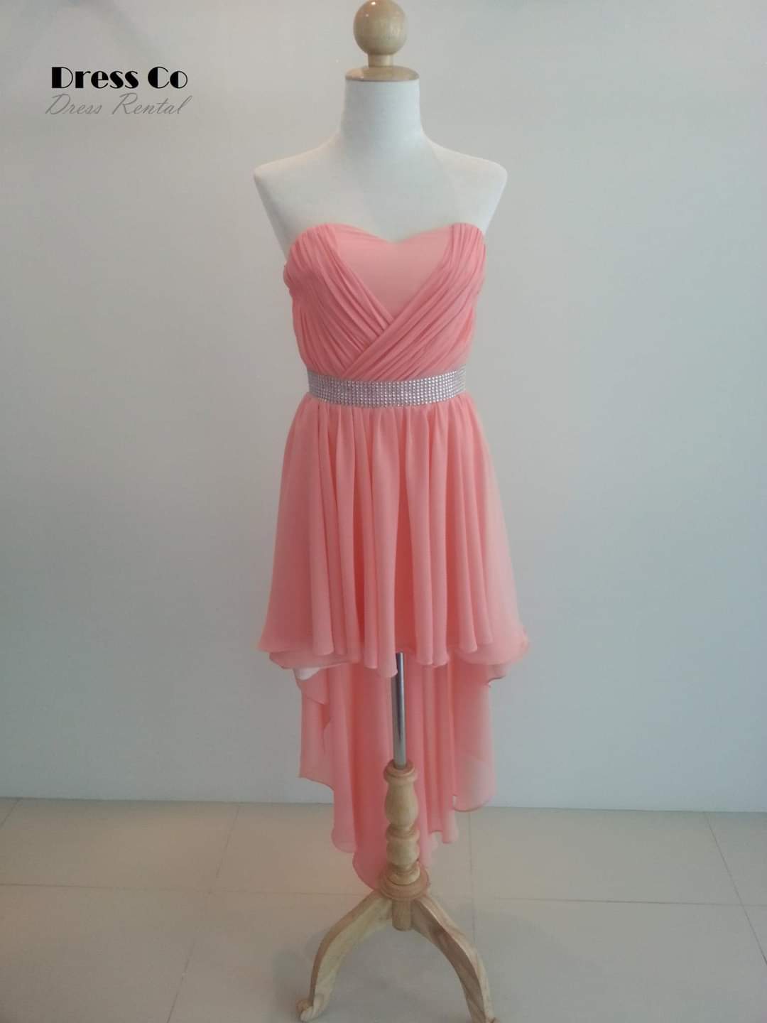 เดรสเกาะอกสีพีช ทรงหน้าสั้นหลังยาว พร้อมเข็มขัดคริสตัล/Peach Strapless High-Low Dress with Crystal Waistband