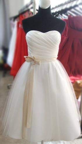 เดรสเกาะอกสีขาว ผ้าทูลล์ฟู คาดโบว์ทองอ่อน/White Strapless Tulle Dress with Soft Gold Bow