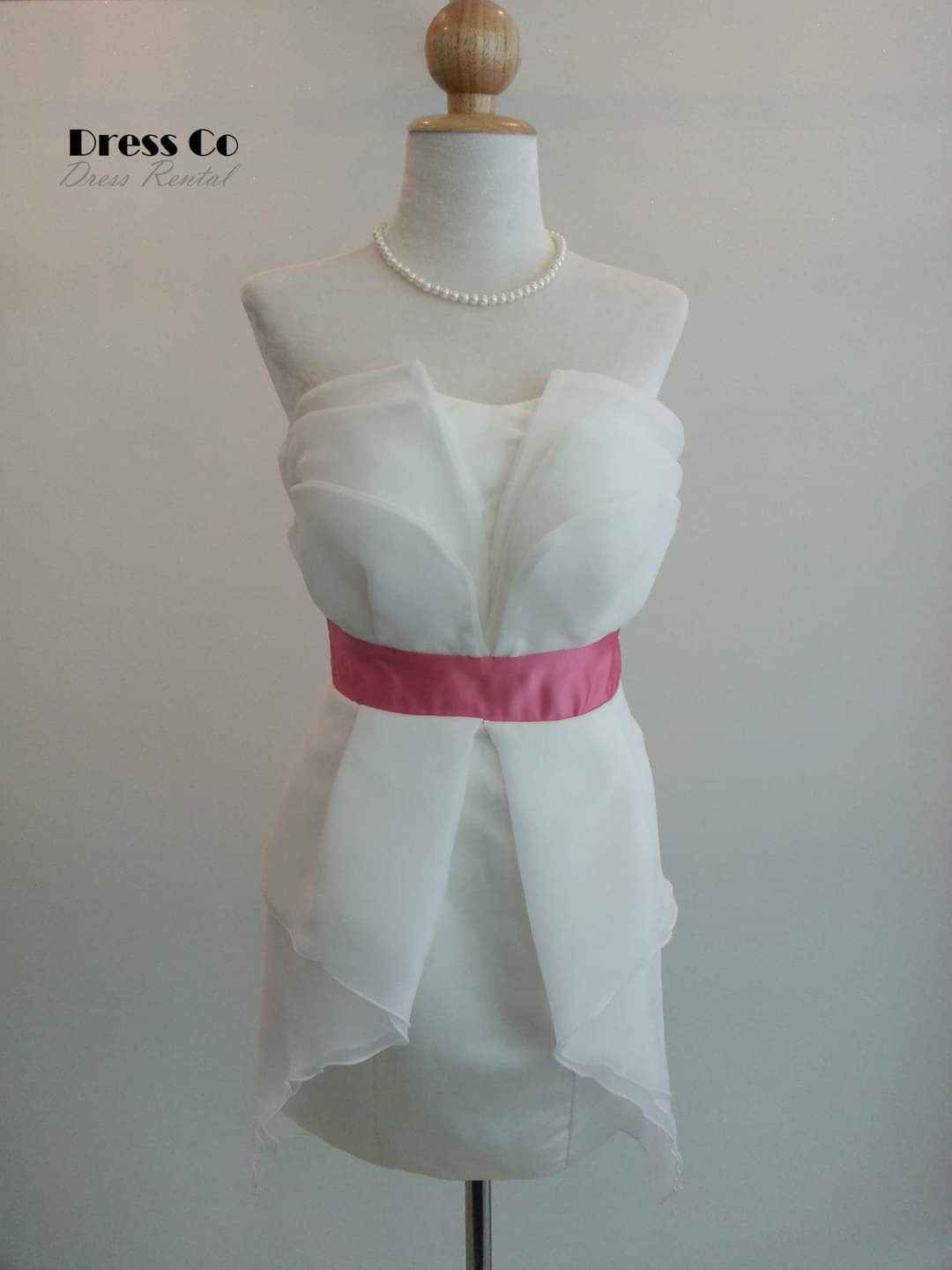 เดรสเกาะอกสีขาว ทรงสั้นผ้าซ้อนชั้น คาดเอวสีชมพู/White Layered Strapless Mini Dress with Pink Waistband