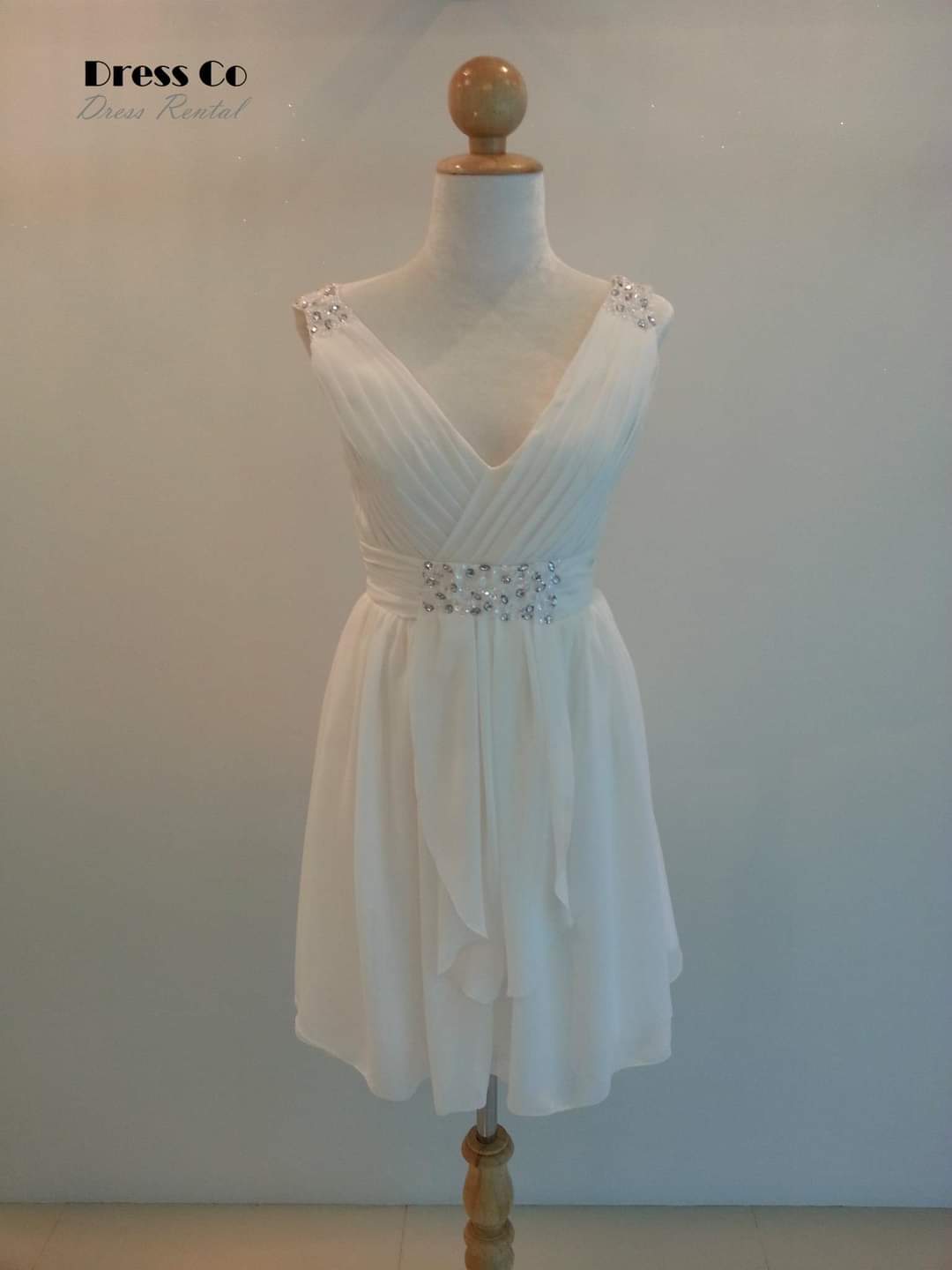 เดรสขาวคอวี แขนกุด ประดับเพชรเอวและหัวไหล่/White V-Neck Sleeveless Dress with Rhinestone Waist and Shoulder Detail