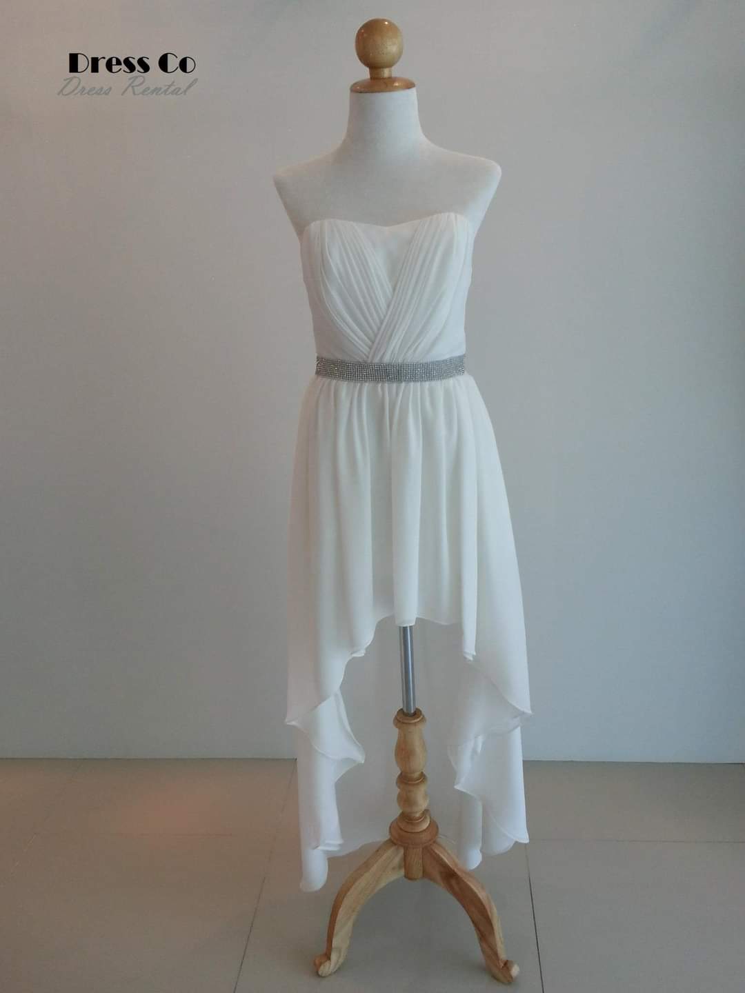 เดรสขาวเกาะอก หน้าสั้นหลังยาว คาดเอวเพชร/White Strapless High-Low Dress with Rhinestone Waistband