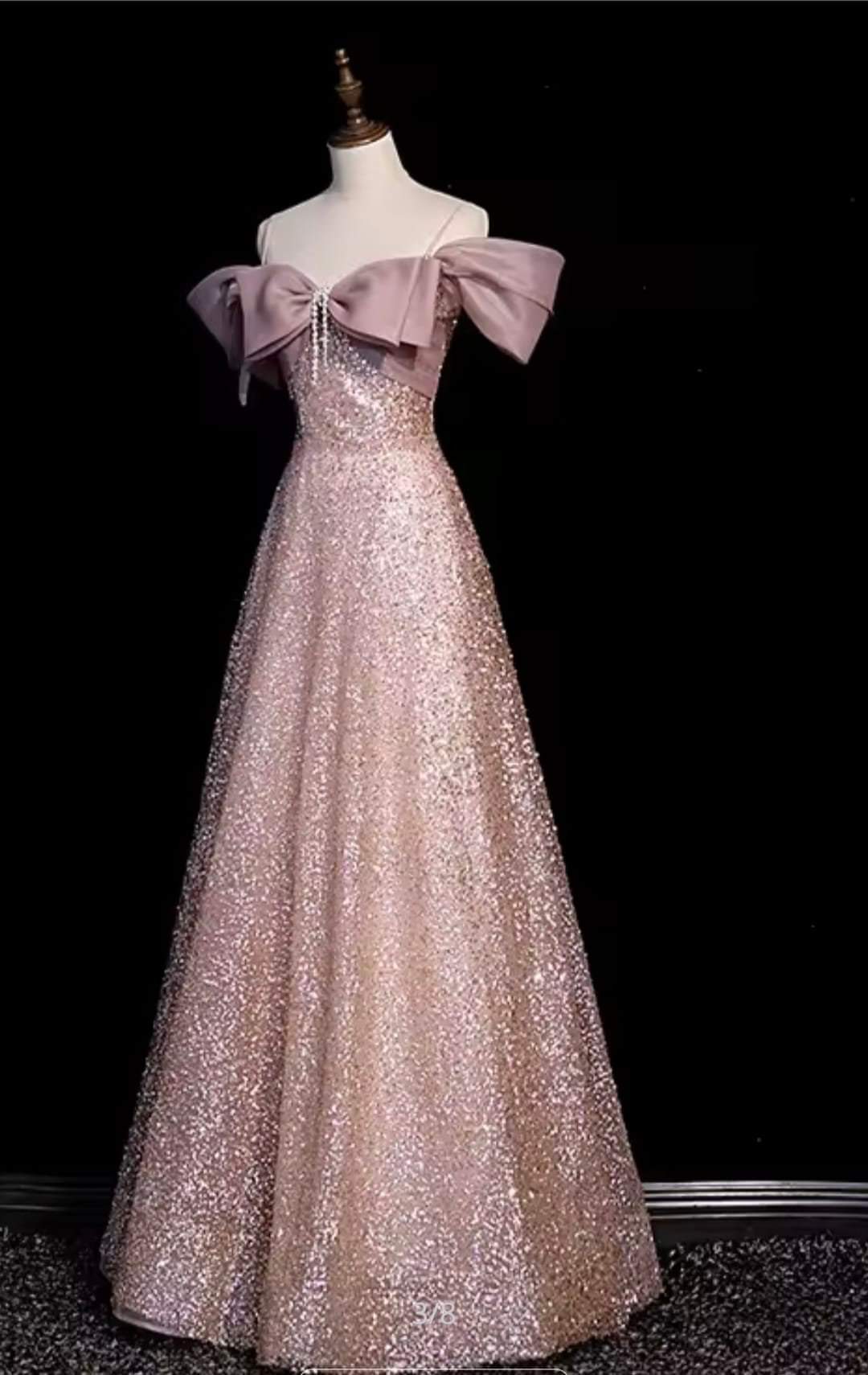 ชุดเดรสกลิตเตอร์โบว์ใหญ่สีชมพูอ่อน / Pink Glitter Gown with Large Bow
