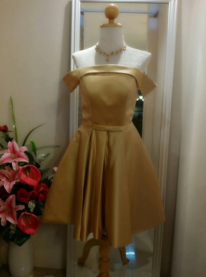 เดรสเปิดไหล่ผ้าซาตินสีทอง | Gold Off-Shoulder Satin Dress
