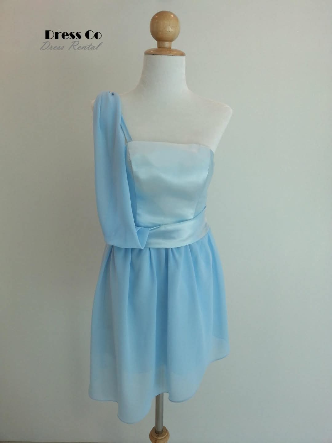 เดรสฟ้าเปิดไหล่ข้างเดียว | Light Blue One-Shoulder Dress