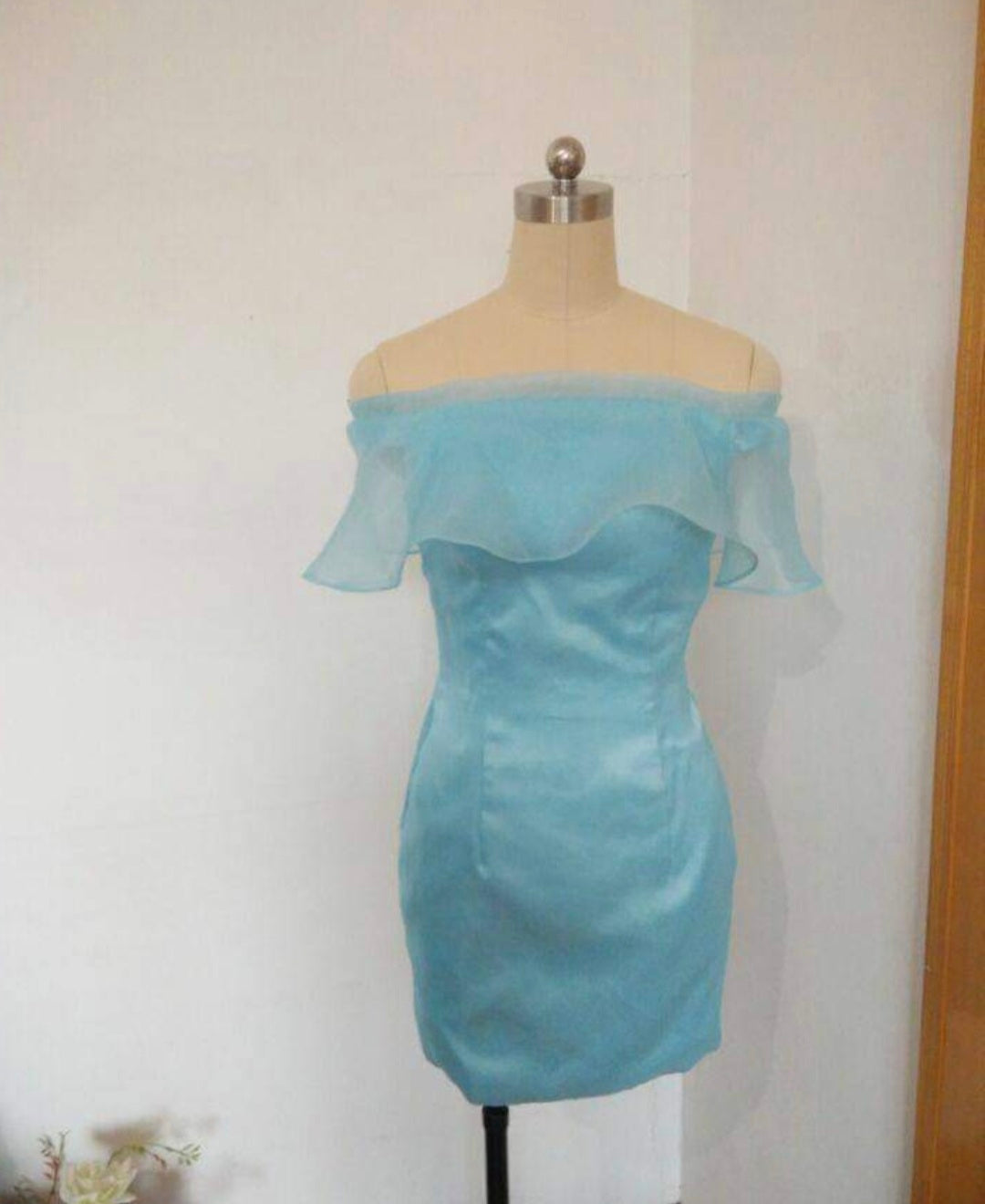 เดรสสั้นเปิดไหล่ สีฟ้าอ่อน ผ้าแก้ว/Light Blue Off-Shoulder Chiffon Mini Dress