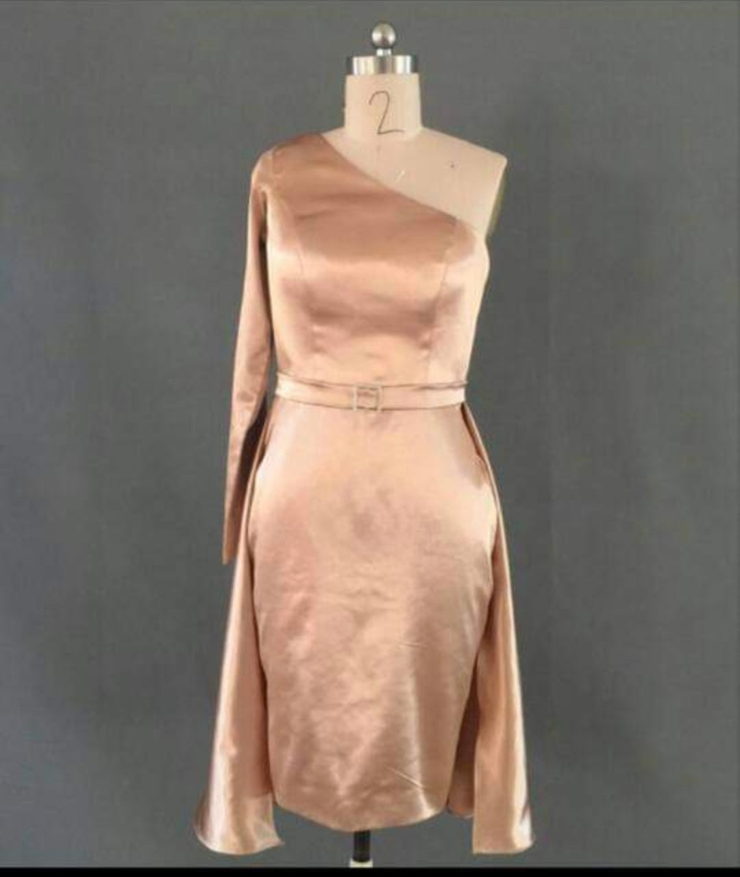 เดรสวันโชเดอร์สีเบจ / One-Shoulder Satin Dress (Beige)