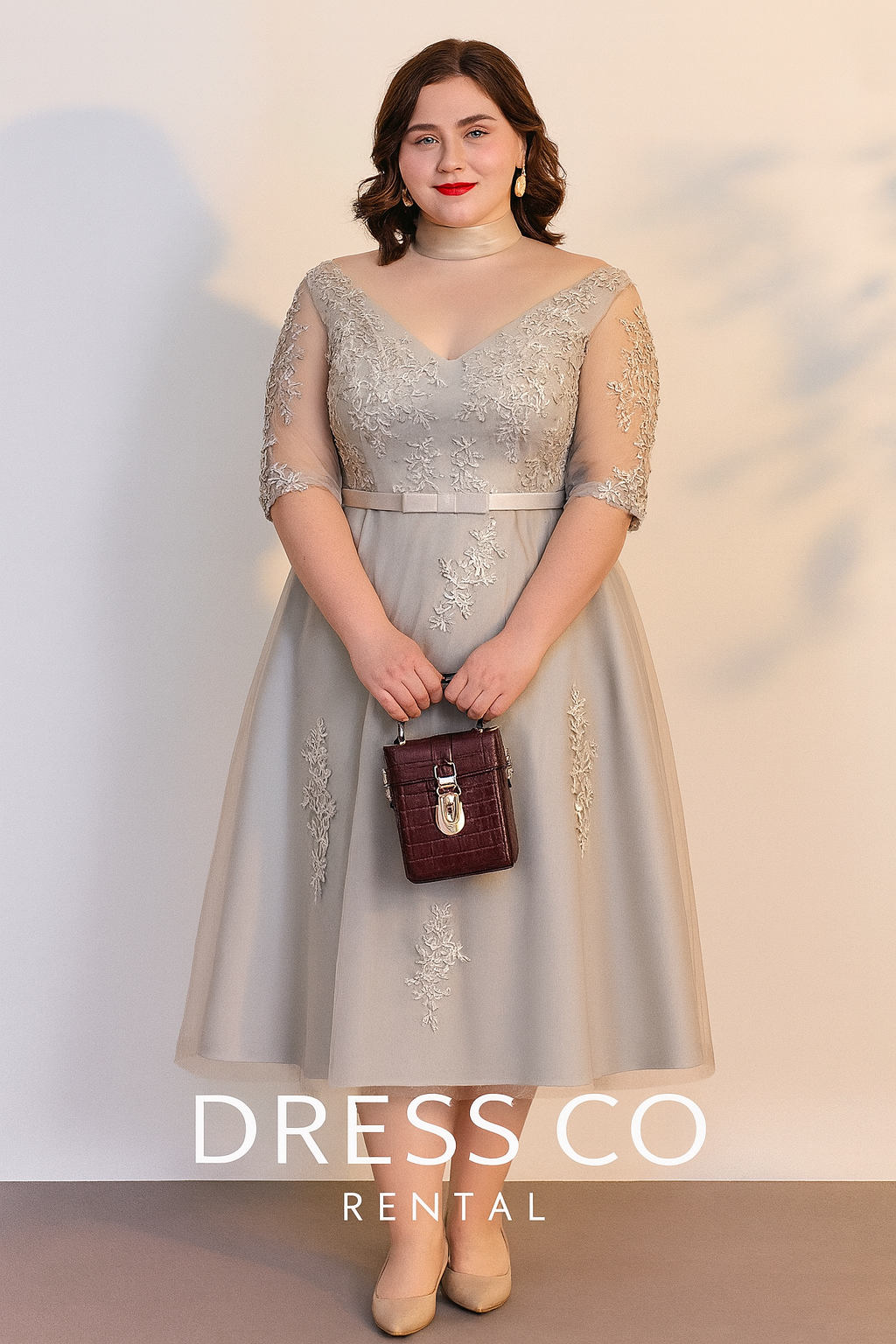 เดรสพลัสไซซ์สีเทาปักลายแขนซีทรู