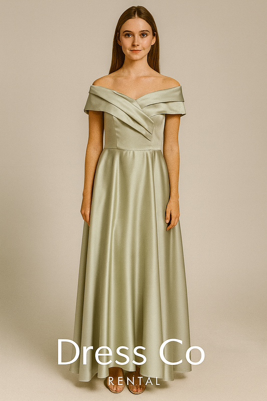 เดรสยาวสีเขียวอ่อน แบบเปิดไหล่