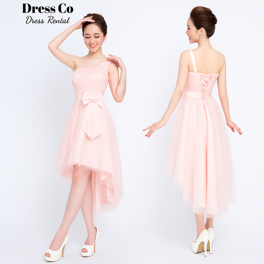 เดรสสีชมพูไหล่เดี่ยว ทรงหน้าสั้นหลังยาว ตกแต่งโบว์และลูกไม้/Asymmetrical Pink One-Shoulder High-Low Dress with Lace and Bow Detail