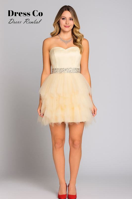 เดรสสั้นสีครีม ประดับเพชร ชายกระโปรงระบายหลายชั้น/Cream Short Dress with Rhinestones and Layered Tulle Skirt