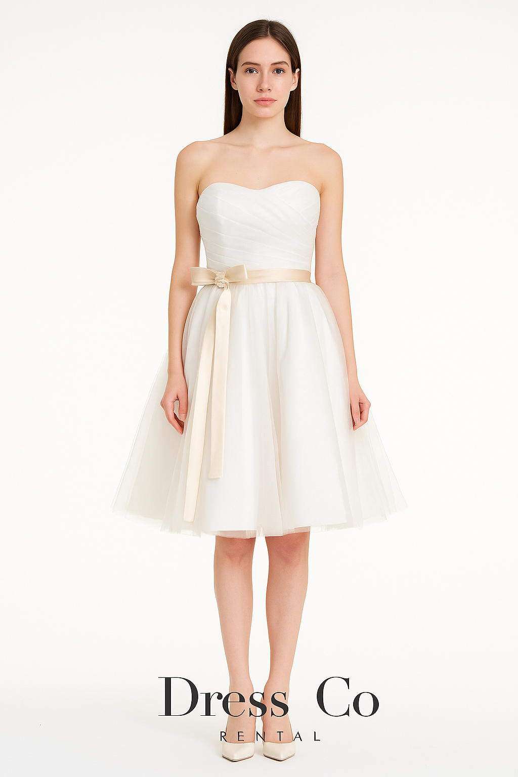 เดรสเกาะอกสีขาว ผ้าทูลล์ฟู คาดโบว์ทองอ่อน/White Strapless Tulle Dress with Soft Gold Bow