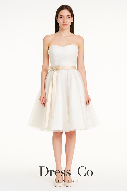 เดรสเกาะอกสีขาว ผ้าทูลล์ฟู คาดโบว์ทองอ่อน/White Strapless Tulle Dress with Soft Gold Bow